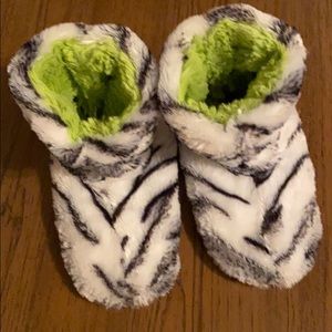 Dearfoams zebra slippers
